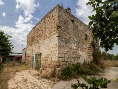 Nella vasta campagna troviamo altri casolari agricoli in pietra...